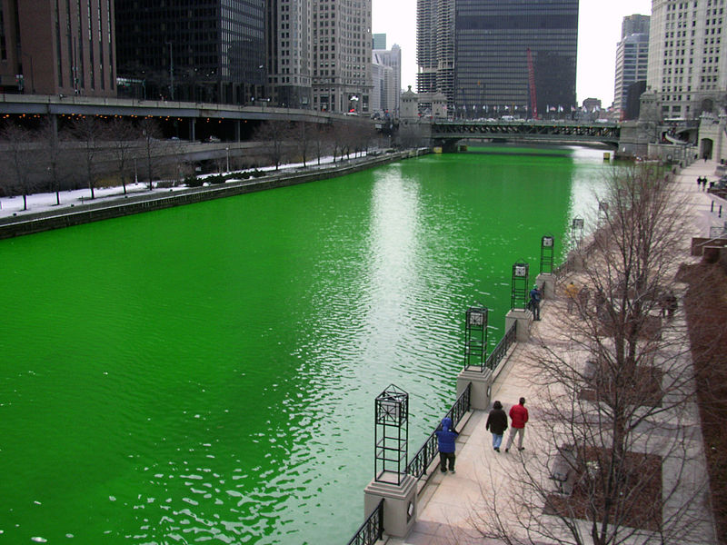 800px-Chicago_River_dyed_green,_focus_on_river